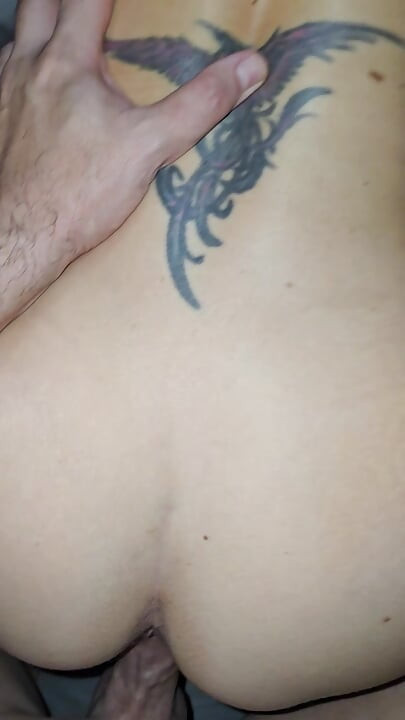 Me encanta el olor de los jugos de mi coño y mi coño es un poco peludo antes de una cera