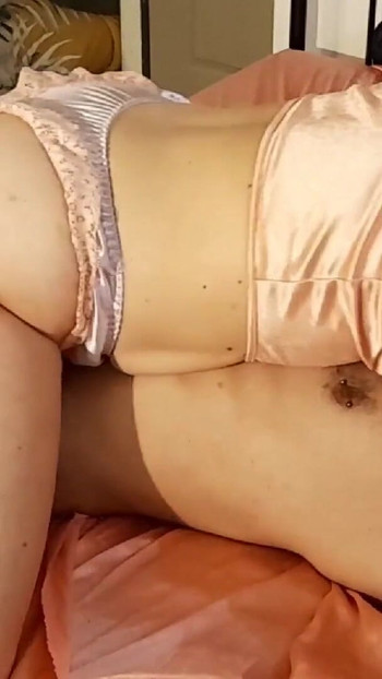 Kultni trenutak iz filma "2479ss_I_01 - Francuski amater, seks u odjeći, satensko donje rublje, jebanje pičke, lizanje jaja, od guzice do usta,"