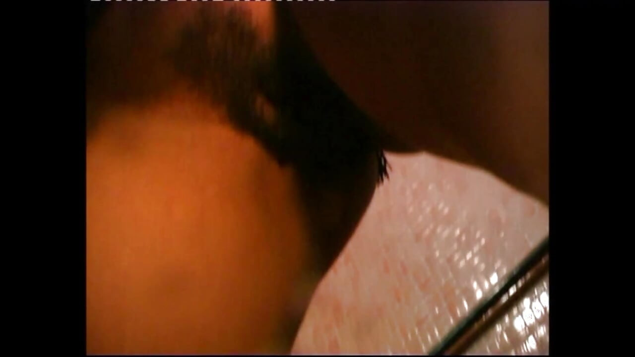 Două prietene curvă și sălbatică care caută emoții puternice. Scenă de top cu milf