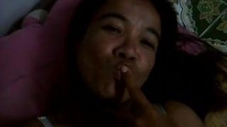 Таиландская девушка делает минет пальцем