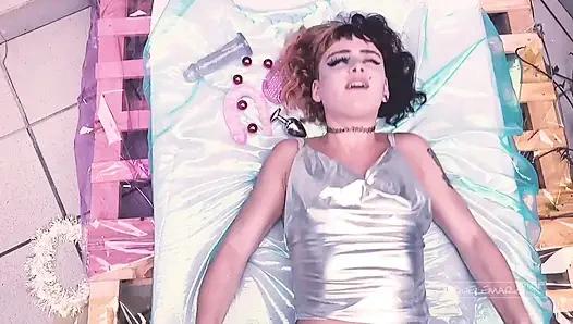 Pasangan Yang Bertemu Di Karnaval Akhirnya Berhubungan Seks Di Sudut Pertama Yang Mereka Temukan