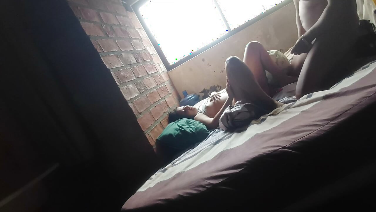 Su verga es mas grande que mi pie, chupa mi vagina antes de meter su verga