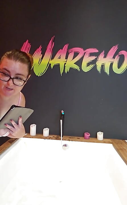Cum join me in the bath at Warehouse-X ! I have toys! I will bring my ass if you bring you