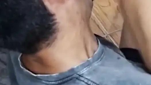 Büyük yarağıyla sikişiyor