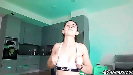 Canlı gösteri götünü alkışlıyor amcık dildo sikişi