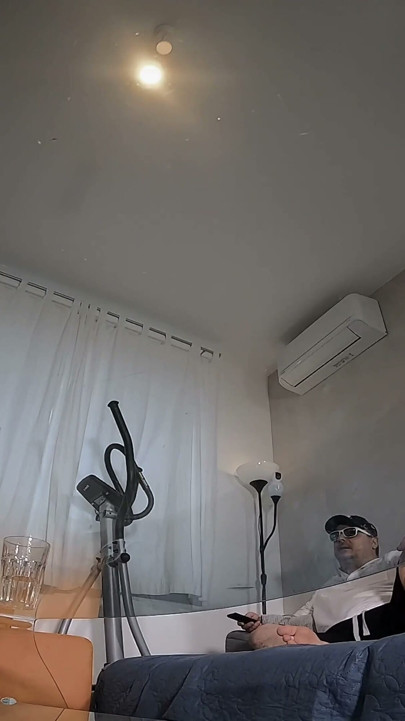 Teman sekelasku datang ke kamarku untuk mengajariku. Aku mergokin dia lagi ngentot aku di depan kamera dada deville