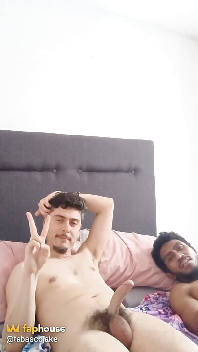 Honění fešáka s velkým čůrákem končí výstřikem na obličej