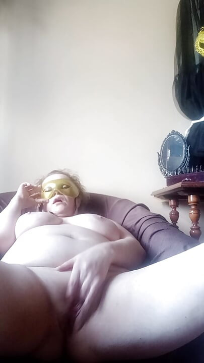 Η ζουμερή Milf με μαργαριταρένιο κώλο ικανοποιεί τις επιθυμίες της