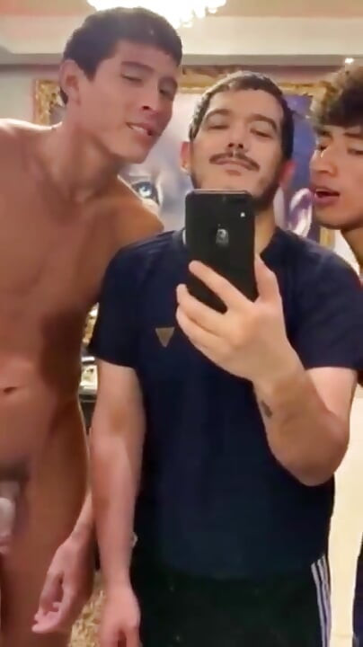 Vruća kupka! Dva znatiželjna Latinoamerikanca završavaju dubokim analnim seksom s gustom spermom!