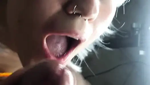 18-jährige schlampe liebt es, einen fetten schwanz zu stopfen