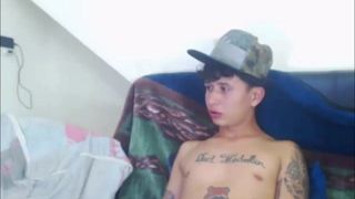 Татуированная транссексуалка скачет на своем бестолковом парне перед камерой