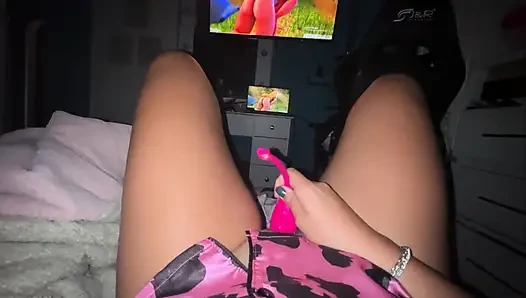 Watching hentai porn heats her up a lot, her pussy we want the one in the can