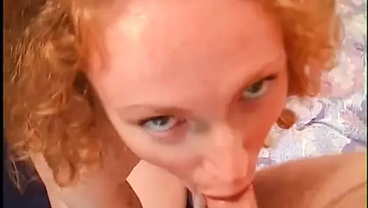 Cewek hot rambut merah lagi asik nyepong kontol dengan sensual