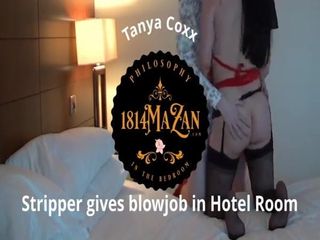 ASMR embrasse une strip-teaseuse dans une robe rouge d'une chambre d'hôtel