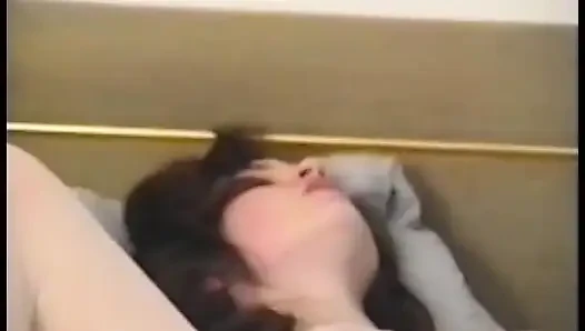 Geile süße mag es, einen dildo in ihre enge muschi zu schieben