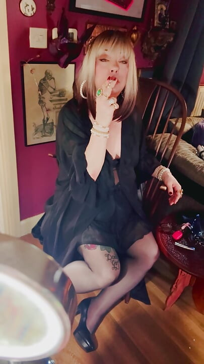 Madura Tina Snua fumando un cigarrillo para ti - fumadora en pantimedias y tacones altos