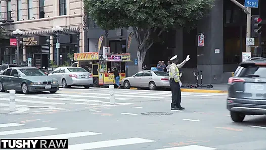 TUSHYRAW - она полностью подсела на зияние