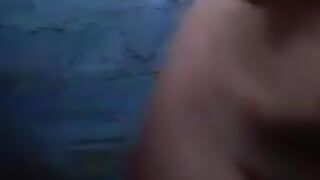 18+ schattig meisje badend en vingerend video