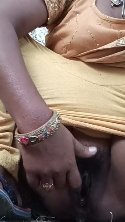 Bhabhi ko nahi mila land to bhabhi ne finger se nikala Pani | Clip 1
