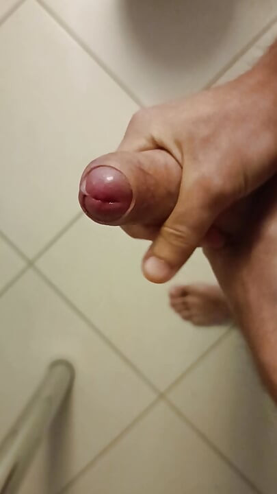Dvije ruke čvrsto hvataju moj kurac
