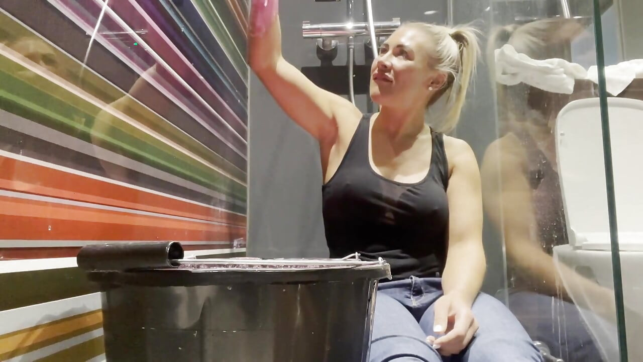 Callie dikongkek merah jambu