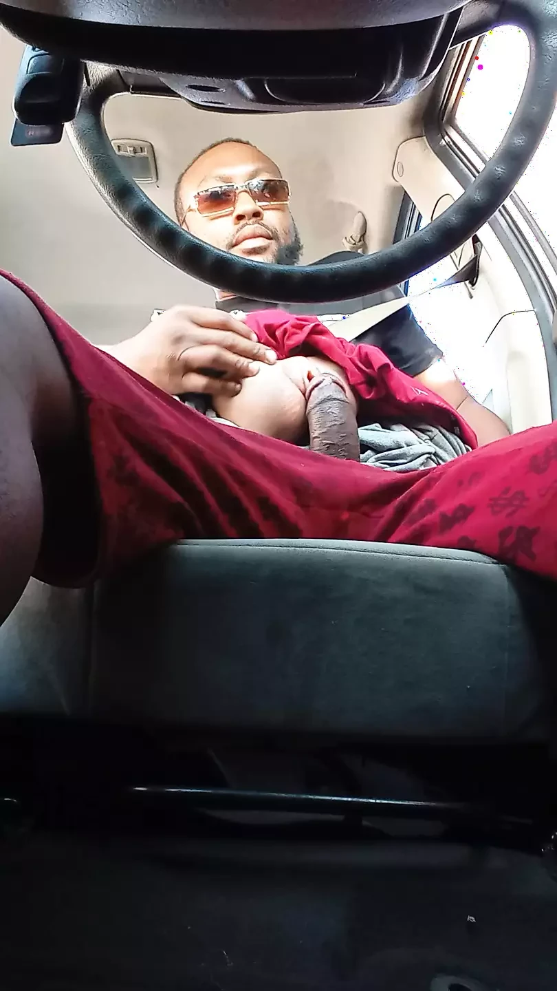 Haciendo que esa gran polla negra se sienta bien en el coche