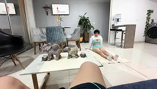 Ich beobachte, wie meine amateur-stiefschwester mit dickem arsch sehr sexy yoga-Posen macht und ich werde geil, also entschließe ich, meinen ganzen schwanz in sie zu stecken