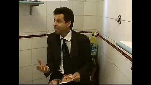 Vollbusige mollige MILF gefickt und von großem schwanz im badezimmer abspritzen ins gesicht