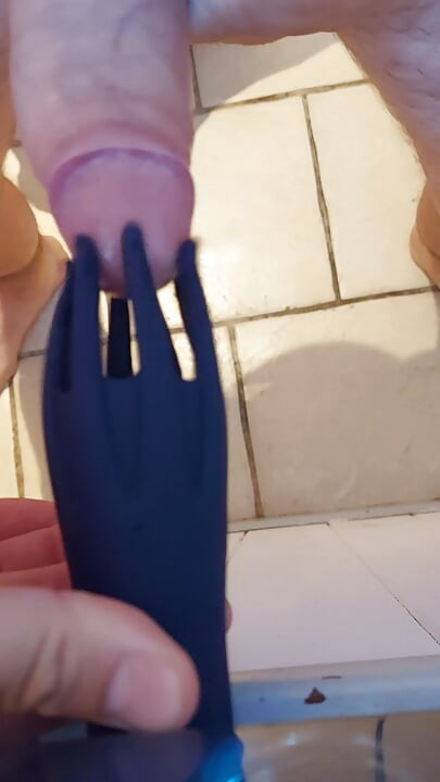 Aku lagi asik masturbasi pakai vibratorku