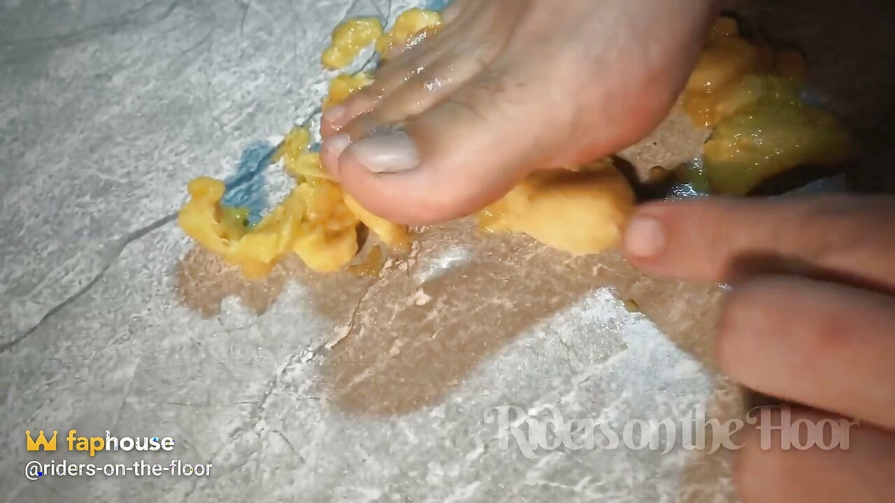 Picioare păroase și banana zdrobită