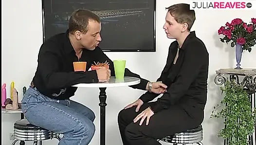 Дикая и шаловливая девушка трахается с продавцом дилдо