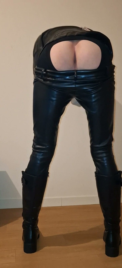 Carla toda de couro