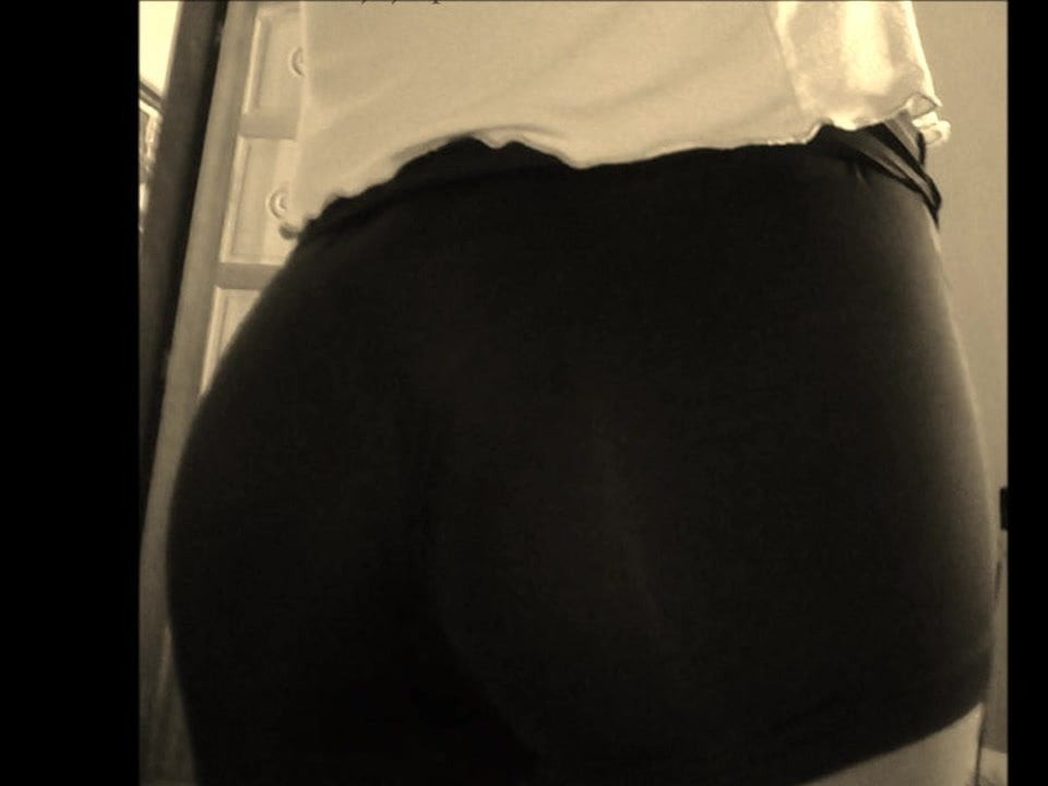 Bonekinha juju showing off her hot butt