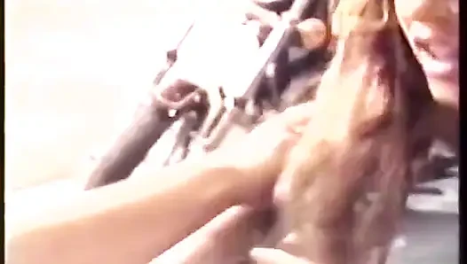 Seksi hatun büyük bir yarakla derinden penetrasyonlu sikişiyor
