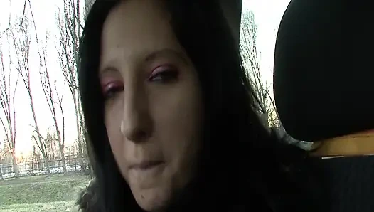 Islak büyük zenci yarağı gırtlağına kadar damlatıyor - orta yaşlı seksi kadın amcığını vahşice parmaklıyor