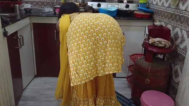 Padosi ne bhabhi k ghr p akele hone ka fayda uthaya...