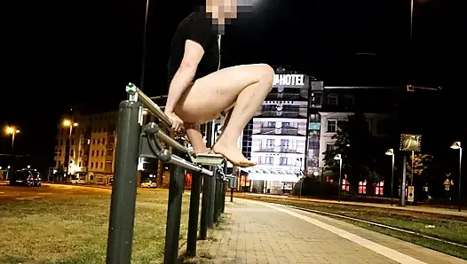 Tramvay istasyonunda halka açık anal dildo yolculuğu