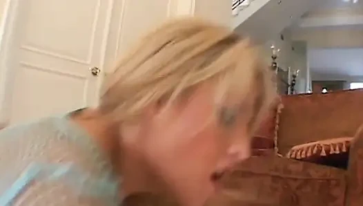 Tante seksi rambut pirang lagi asik ngentot kontol sampai lubangnya menganga lebar