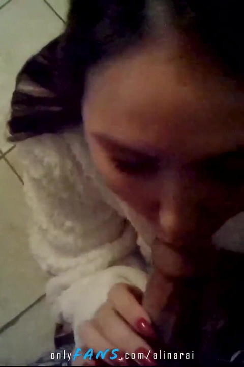 The guy fucked a really married girl in the entrance