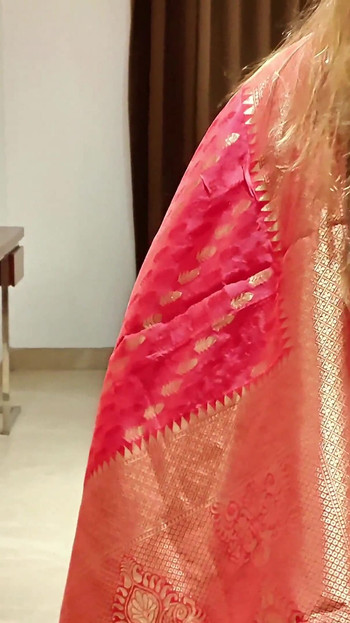 A friss házas indiai bhabhi nem tud uralkodni az érzelmein, és meggyőzte a férfit, hogy szexeljen a saját bhabhijával.