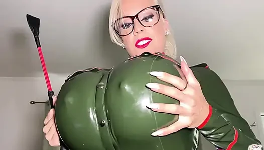 Aku dicrot sperma buru-buru gara-gara aku terlalu seksi dengan kostum tentara dengan kostum lateksku! Video lengkapku lagi asik muasin memekmu sendiri sambil nonton