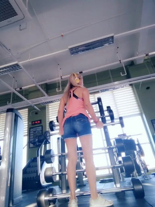 BLONDE SEX MILF AT GYM