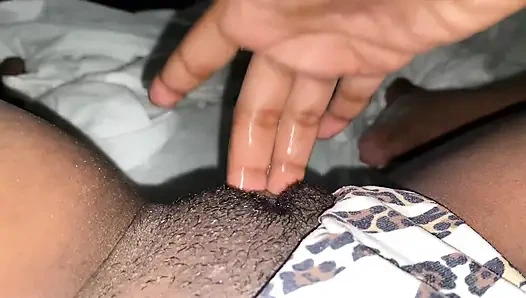 Der tanga wird gezogen und er ist lecker