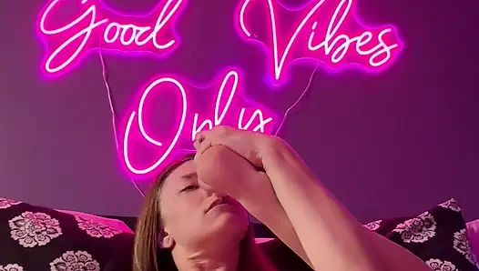 Отсос паек и игра с игрушкой