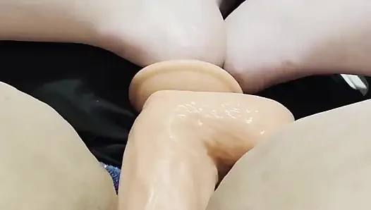 Büyük dildo eğlencesi