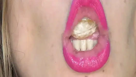 Горячее развлечение с глотанием больших мандаринов