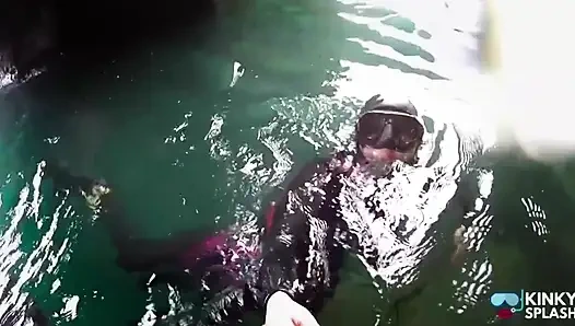 Tauchen in meinen glänzenden zweiteiligen Neoprenanzug