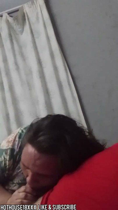 Ateşli üvey anne üvey oğlunun yarağını emiyor (çok ateşli oral seks videosu) | Klip 1