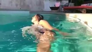 Chica en bikini en piscin