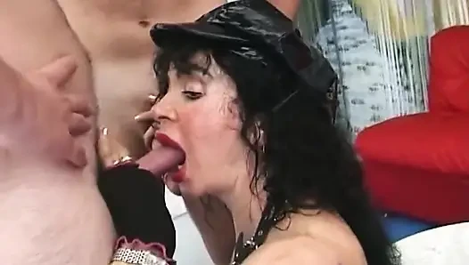 Tante seksi dengan toket besar ini dientot habis-habisan sama kontol besar sampai mengerang keenakan